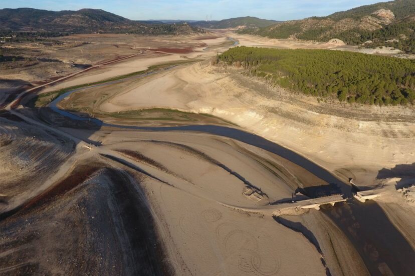 Aspecto que presentaba durante la sequía de 2017 el embalse de Entrepeñas (Guadalajara), uno de los que surte al trasvase.PACO PUENTES