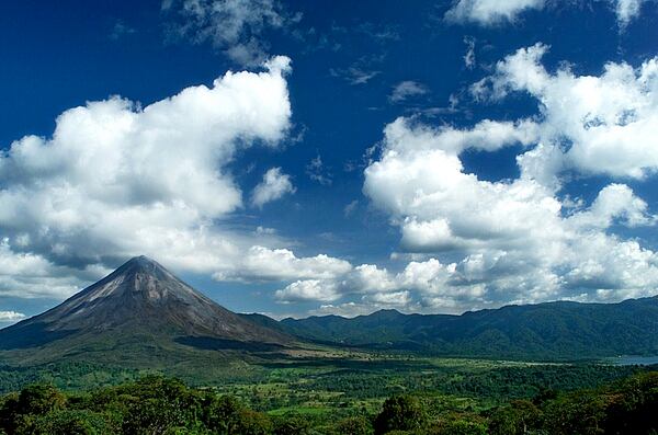 El Parque Nacional Volcán Arenal recibe 100.000 visitantes al año.