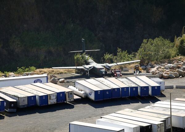 Contenedores, vehículos y hasta una avión, se pueden observar en la propiedad que denuncian los vecinos y que es operada por Grupo Trigal. Foto: Albert Marín