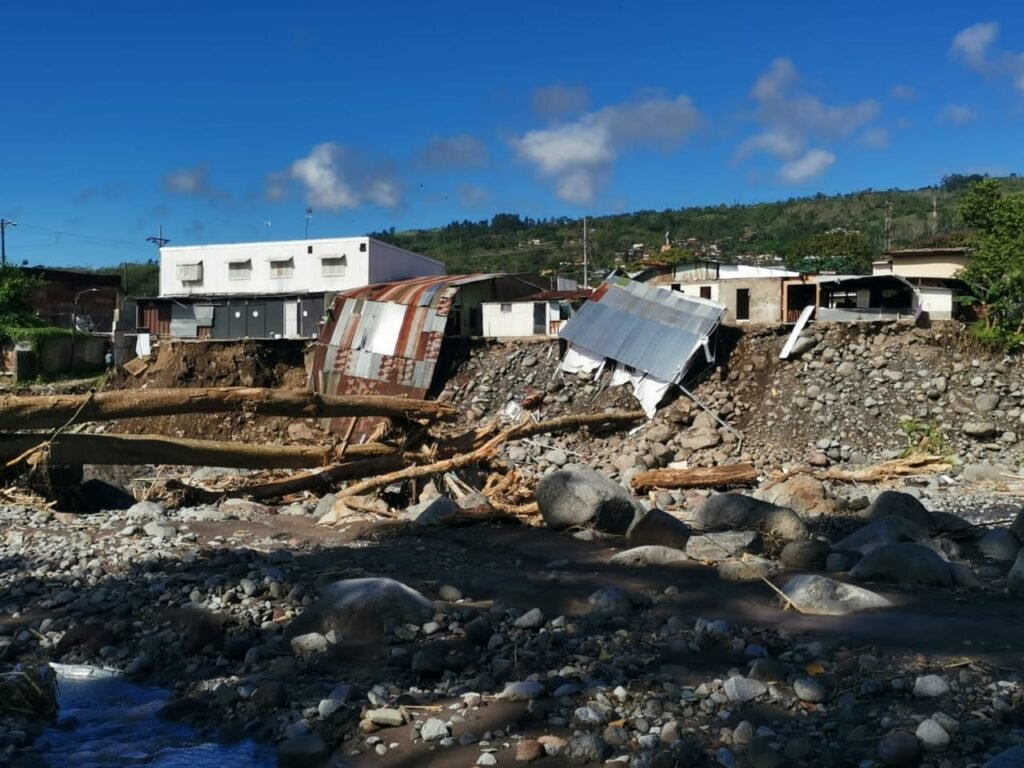 Edificaciones construidas en la zona de inundación fueron afectadas por la crecida del río. Foto cortesía Adolfo Quesada.