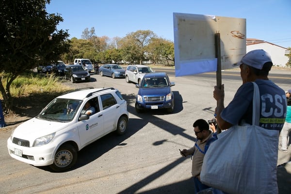 Los vecinos llevan 12 años denunciando el uso que hace Grupo Trigal del terreno colindante con el río Virilla. Foto: Albert Marín