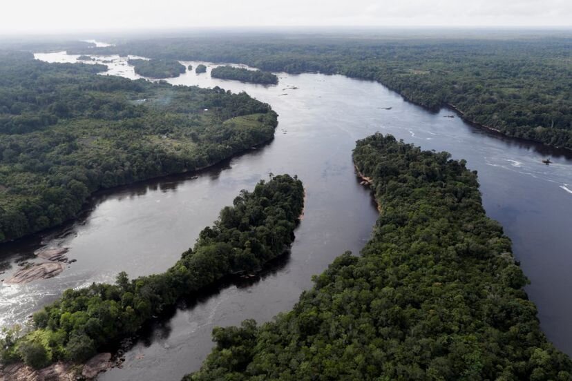 Vista aérea del río Uaupes, en el Alto Río Negro en la Amazonia brasileña.UESLEI MARCELINO / REUTERS